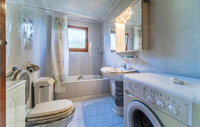 Three-Bedroom Holiday Home  image 2