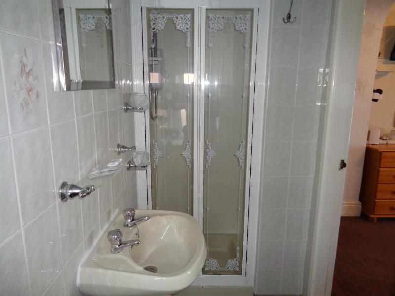 Triple Room with Private Bathroom image 2