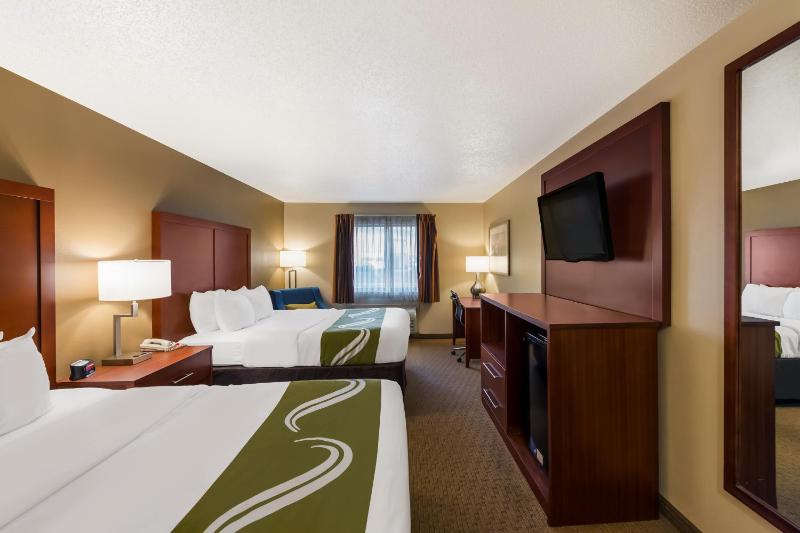 Queen Room with Two Queen Beds - Non-Smoking image 4