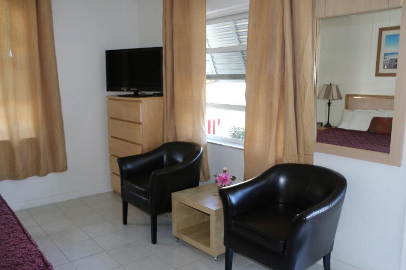 Breakaway Inn Guest House - image 35