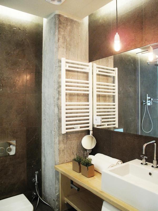 Double Room with Balcony image 3