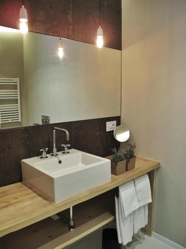 Double Room with Balcony image 2