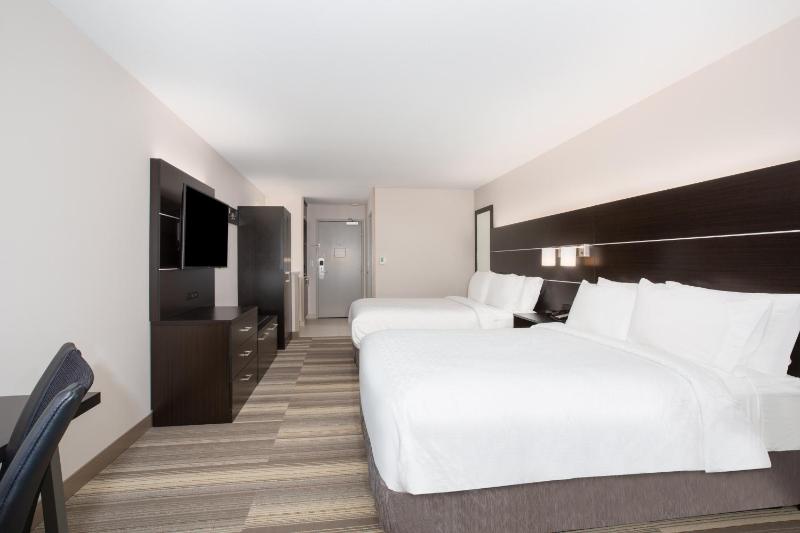Standard Room with Two Queen Beds image 2