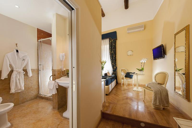 Standard Double or Twin Room image 4