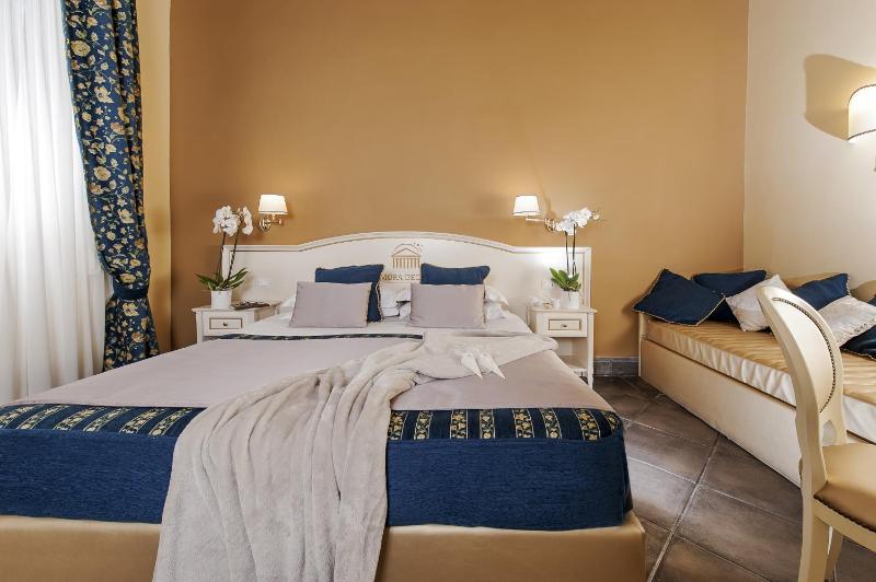 Deluxe Double or Twin Room image 4