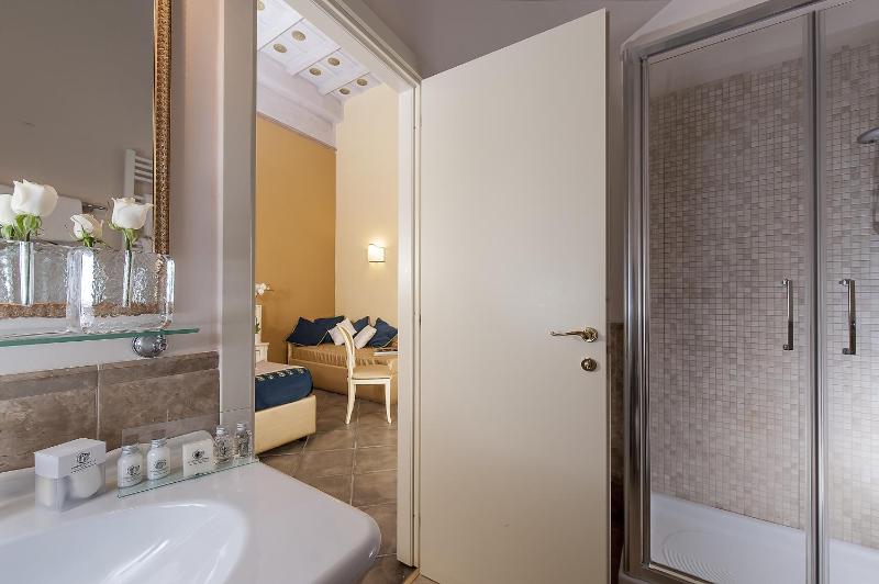 Deluxe Double or Twin Room image 3