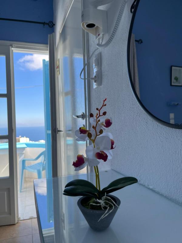 Double Room with Balcony and Sea View image 2