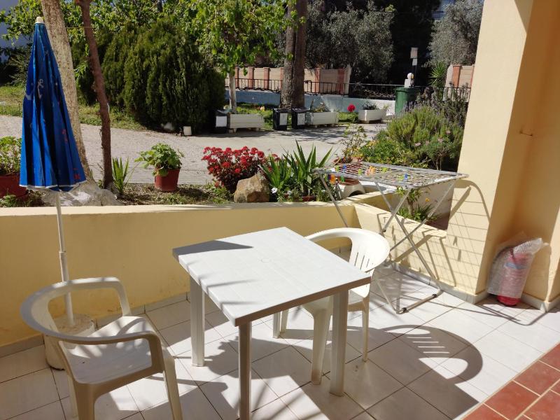 One-Bedroom Apartment with Garden View image 2