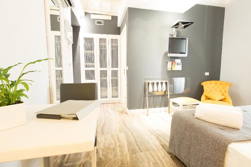 Classic Double Room image 3