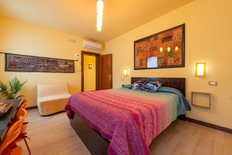 Deluxe Double Room with Private External Bathroom image 1