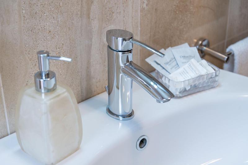 Deluxe Double Room with Private External Bathroom image 3