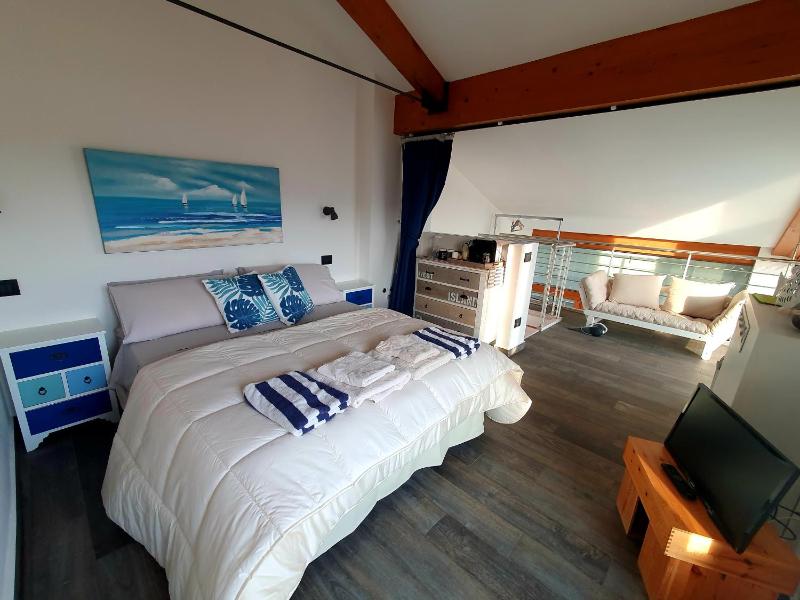 King Room with Lake View image 3