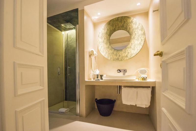 King Suite with Balcony image 4