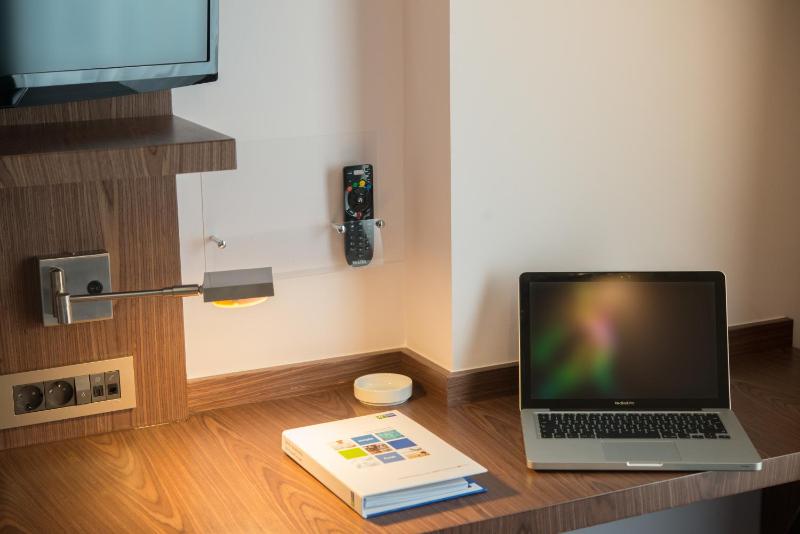 Twin Room - Smoking image 4