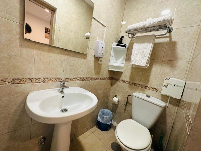 Standard Double Room image 4