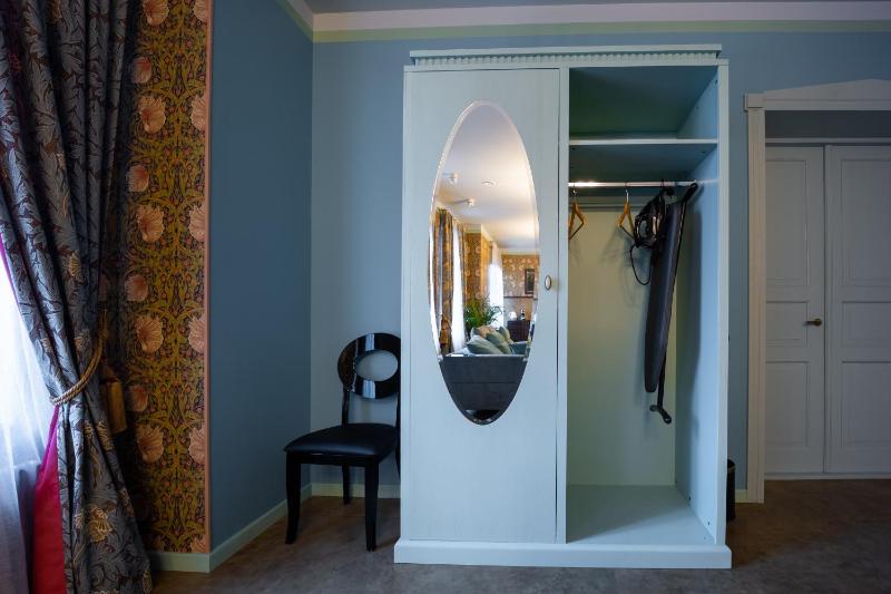 Amber House - image 27