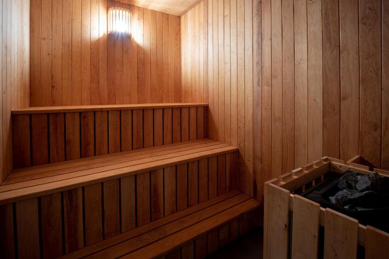 Amber House - image 20