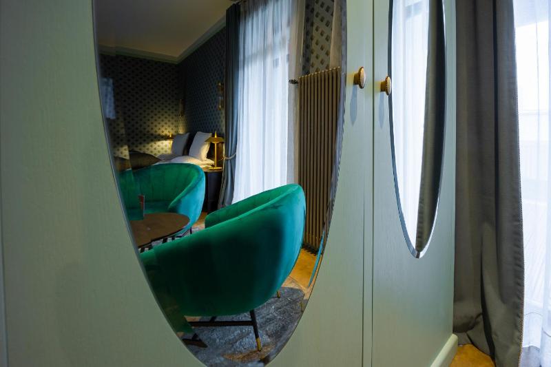 Amber House - image 13