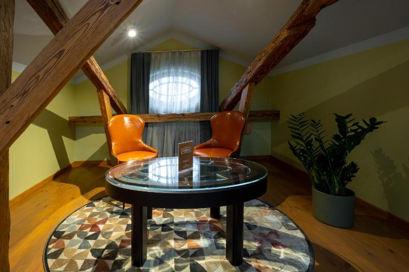 Amber House - image 25