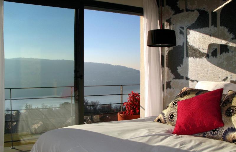 Double Room with Lake View image 3
