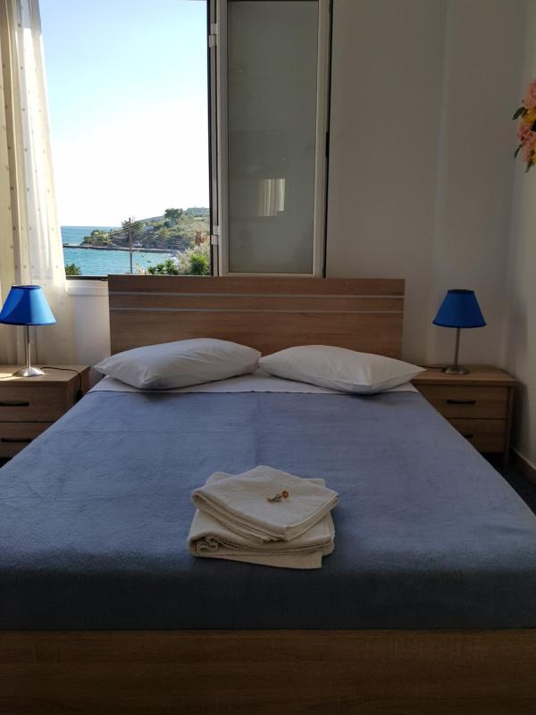 One-Bedroom Apartment with Balcony and Garden View image 3