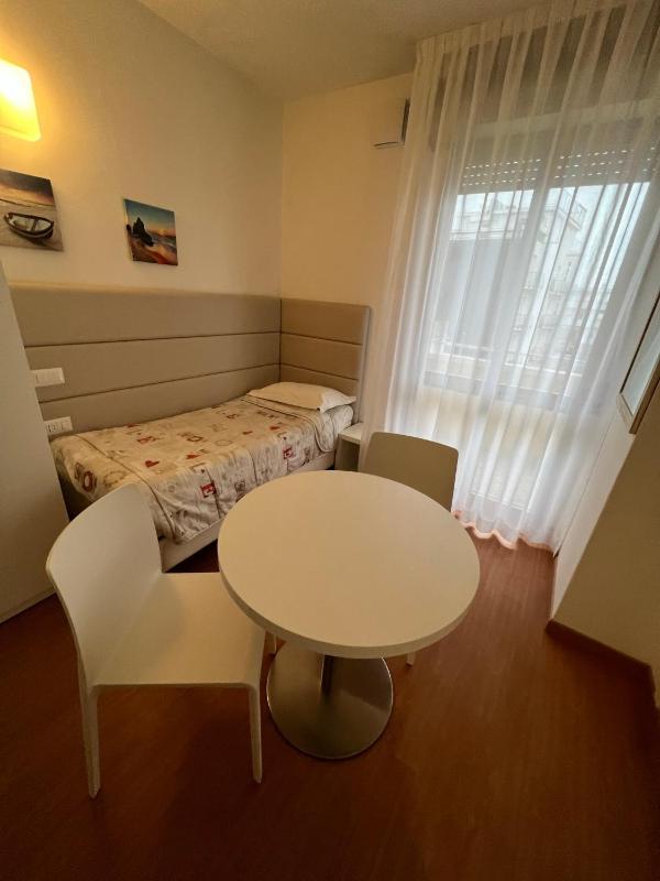 Single Room image 3