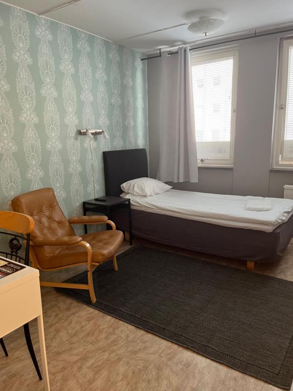 Single Room with Shared Bathroom image 2