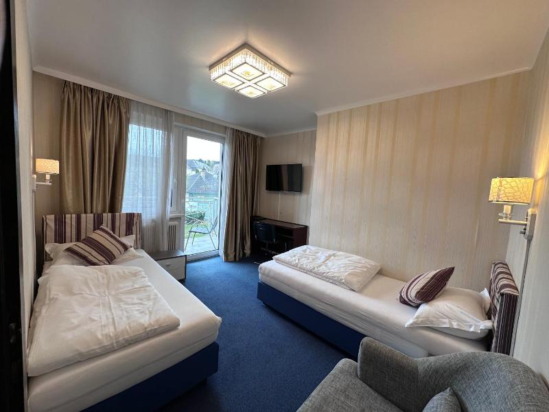 Twin Room with Balcony image 4