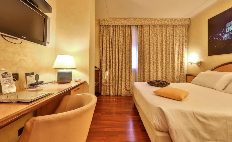 Classic Double Room image 3
