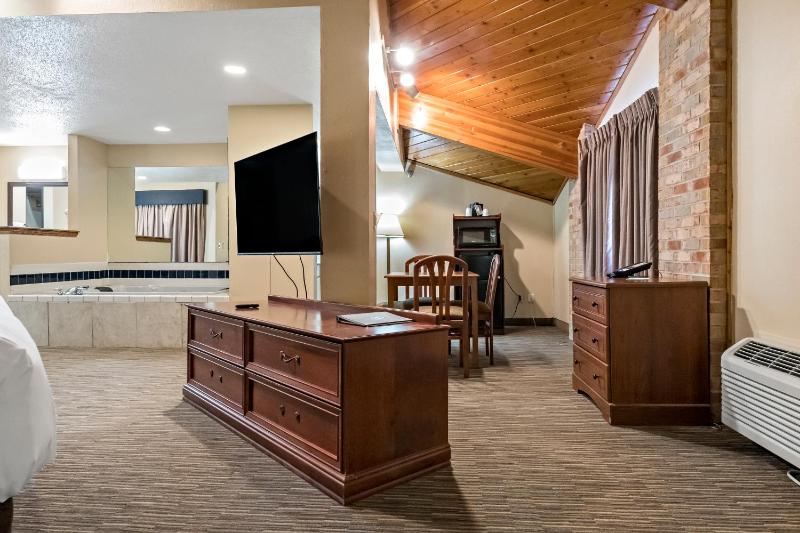 King Suite with Balcony - Non smoking image 4