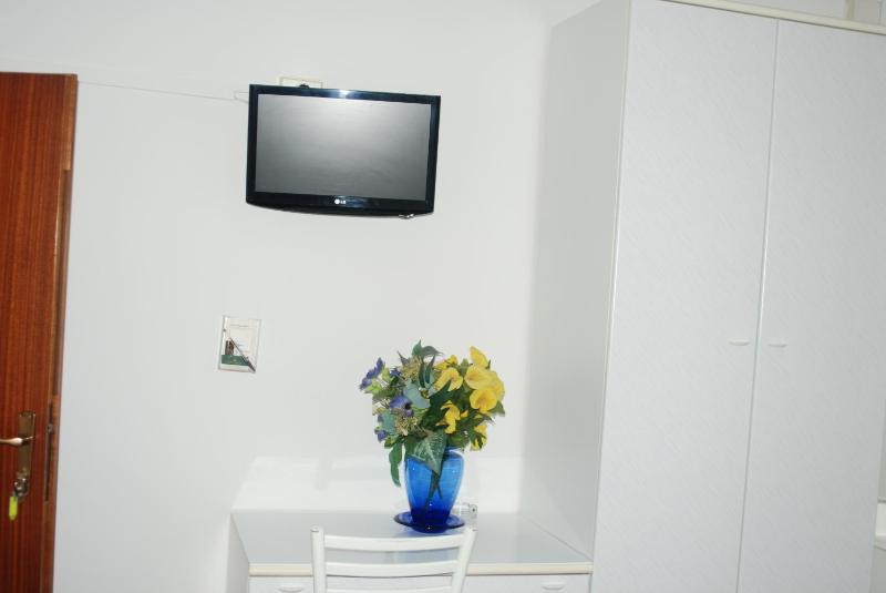 Twin Room image 4