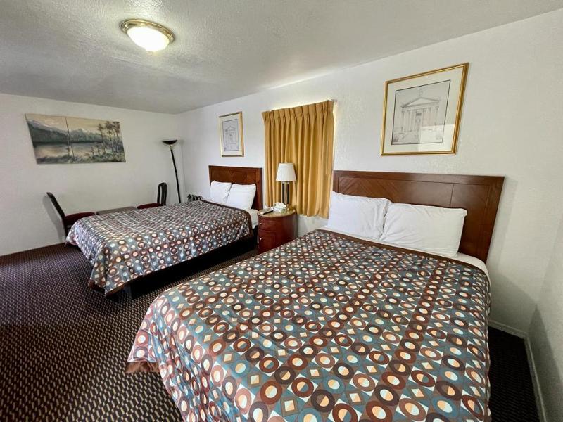 Queen Room with Two Queen Beds image 4