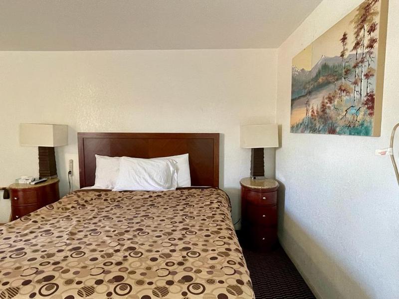 Queen Room image 3