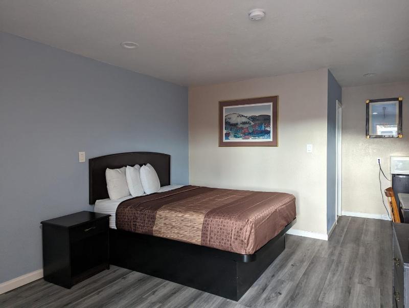 Deluxe King Room image 2