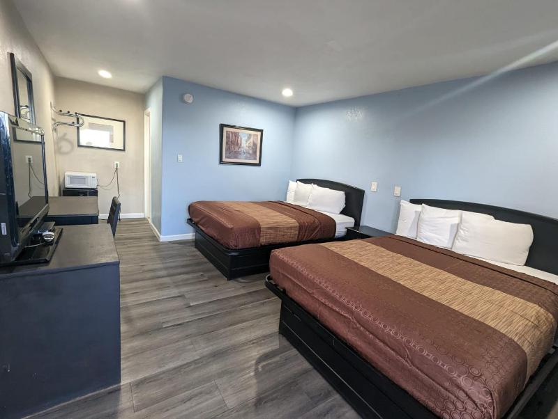 Deluxe Family Room image 3