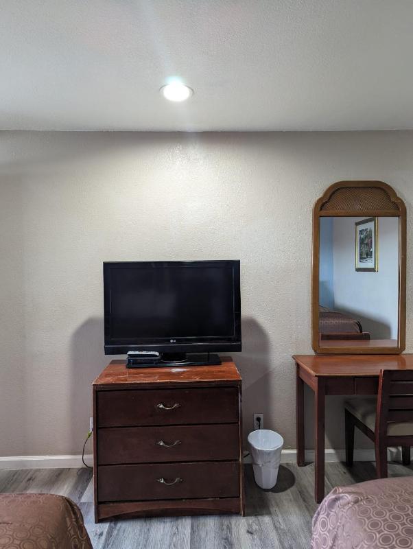 Queen Room with Two Queen Beds image 3