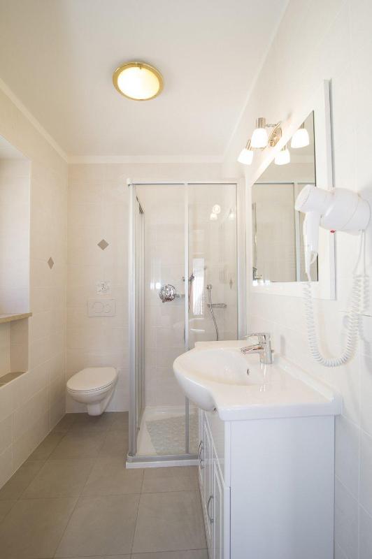 Standard Double Room image 3