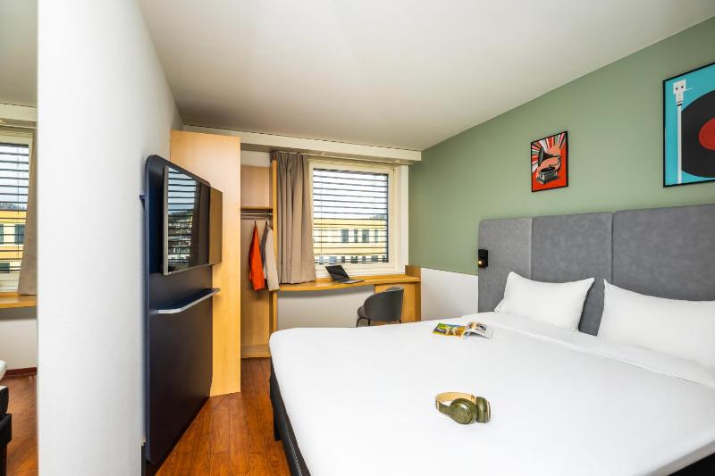 Standard Double Room image 4