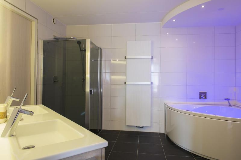 Luxury Quadruple Room image 4