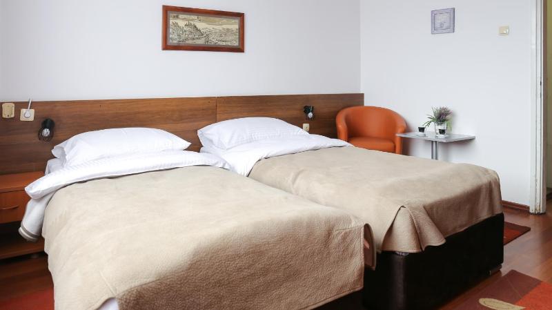 Twin Room with Free Parking image 2