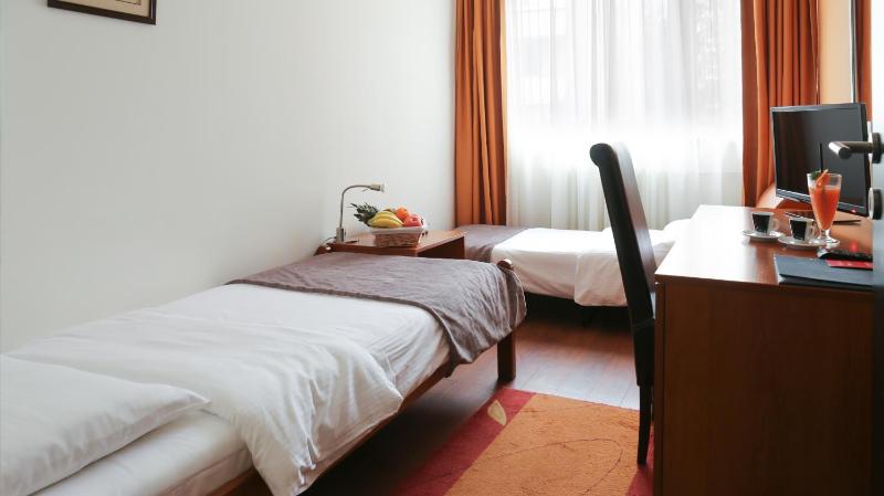 Economy Twin Room with Free Parking image 1