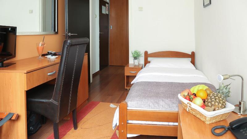 Economy Twin Room with Free Parking image 4