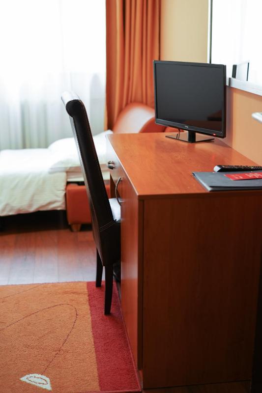 Economy Twin Room with Free Parking image 3