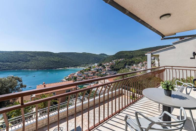 Two-Bedroom Apartment with Balcony and Sea View image 4