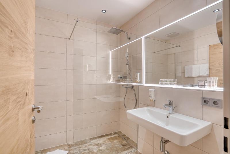 Double Room image 3