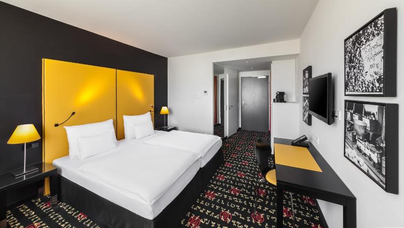 Standard Twin Room image 1