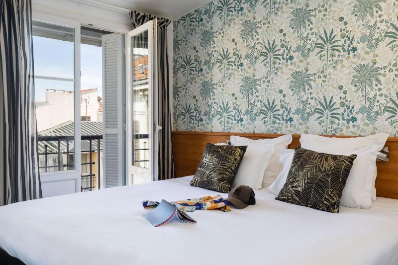 Superior Double Room with Balcony image 4