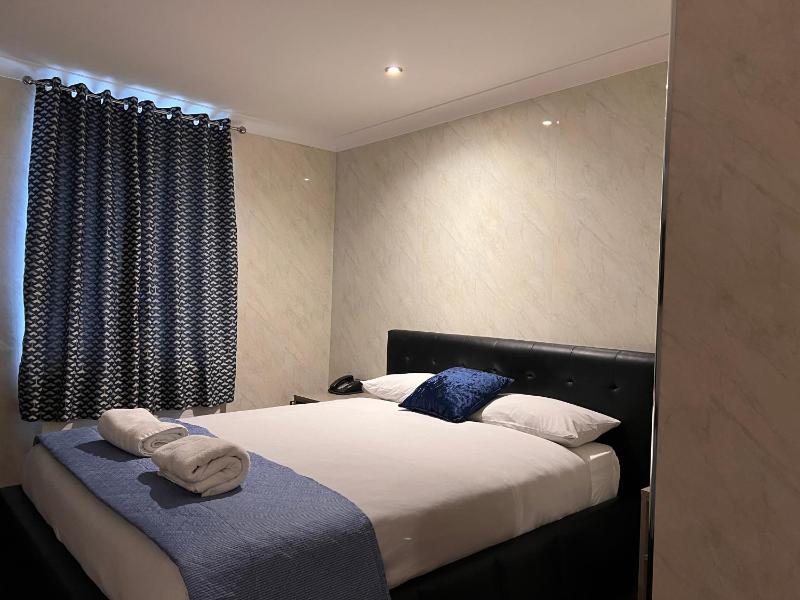 Deluxe Family Room image 4