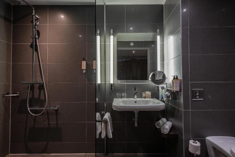 Junior Queen Suite image 3