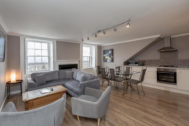 Three-Bedroom Apartment (6 Persons) image 1